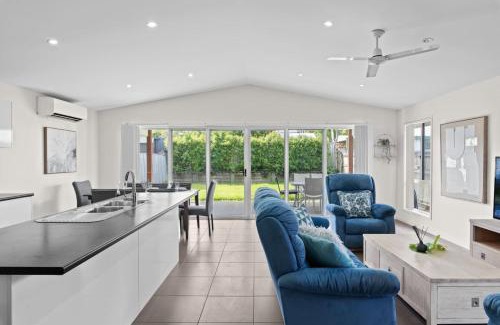 Wynnum Casa | Charming 4Bedroom Home Near Train Station and Beaches