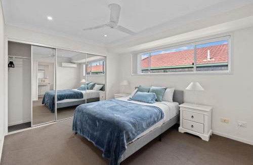 Wynnum Casa | Charming 4Bedroom Home Near Train Station and Beaches