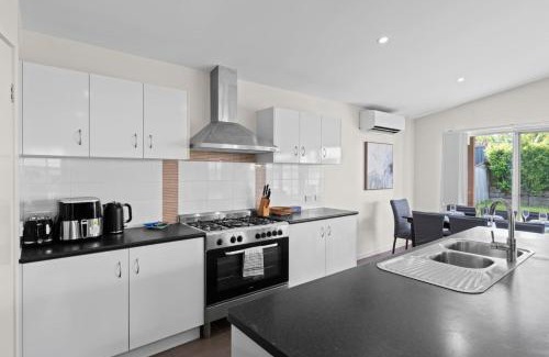 Wynnum Casa | Charming 4Bedroom Home Near Train Station and Beaches
