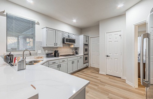 South Arlington Casa | Charming 4Bedroom Retreat with EV Charging & Amazing Pool–Your Perfect Getaway!