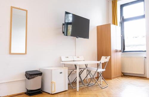 Brigittenau Apartamento | Charming 4BR Apartment Near Dresdner Subway Station