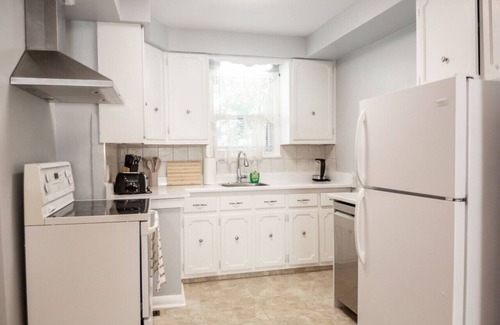 Barrie Casa | Charming 4BR Barrie Retreat with Backyard