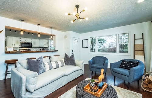 Royal Pines Casa | Charming 4BR retreat with Full Kitchen, Wifi and Patio | Pet-friendly