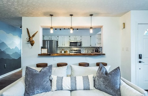 Royal Pines Casa | Charming 4BR retreat with Full Kitchen, Wifi and Patio | Pet-friendly