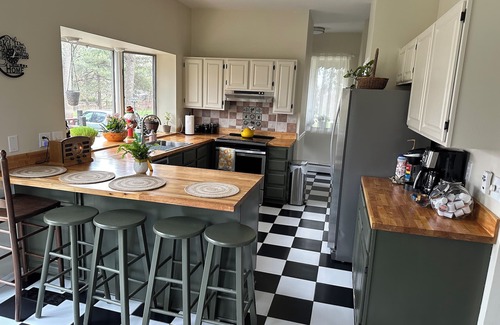 Rochester Casa | Charming 5 bedroom house in marvelous Rochester Hills with fitness room, WiFi