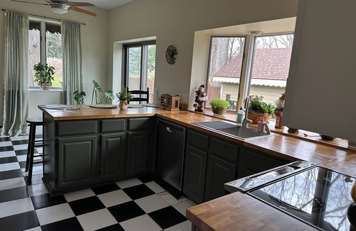 Rochester Casa | Charming 5 bedroom house in marvelous Rochester Hills with fitness room, WiFi