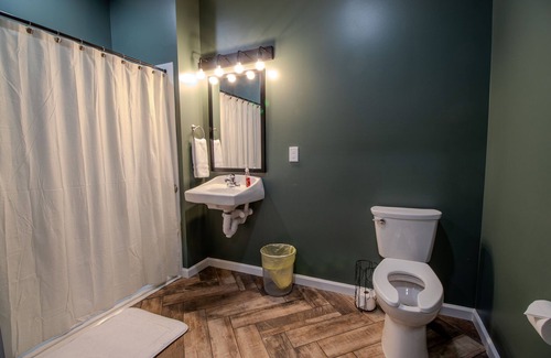 Woodfin Cama Y Desayuno | Charming 5-bedroom hostel north of downtown Asheville sleeps 24!