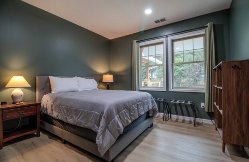 Woodfin Cama Y Desayuno | Charming 5-bedroom hostel north of downtown Asheville sleeps 24!