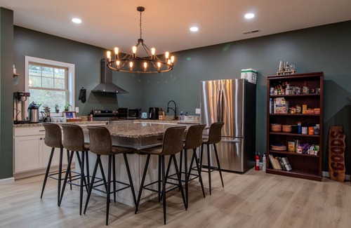 Woodfin Cama Y Desayuno | Charming 5-bedroom hostel north of downtown Asheville sleeps 24!