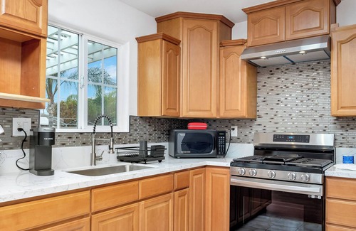 Sherwood Forest and Thistle Development Casa | Charming 5 Bedroom Residence in Anaheim