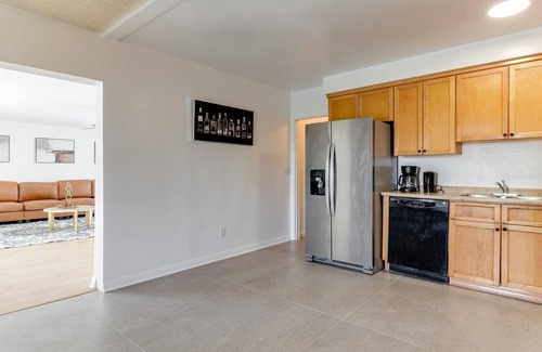 Granada Hills North Casa | Charming 5 Bedroom Granada Hills House with Pool