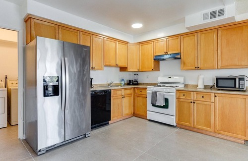 Granada Hills North Casa | Charming 5 Bedroom Granada Hills House with Pool