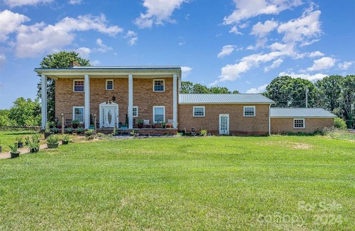 Statesville Otro | Charming 5-bedroom farmhouse with AC, fitness room in lovely Statesville