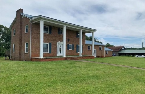Statesville Otro | Charming 5-bedroom farmhouse with AC, fitness room in lovely Statesville