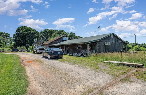 Statesville Otro | Charming 5-bedroom farmhouse with AC, fitness room in lovely Statesville