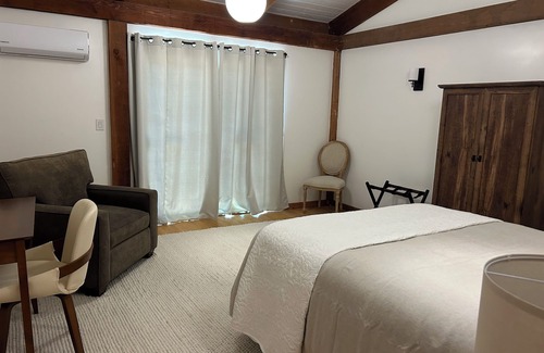 Santa Ynez Otro | Charming 6-bedroom farmhouse Retreat with WiFi, AC in fabulous Santa Ynez