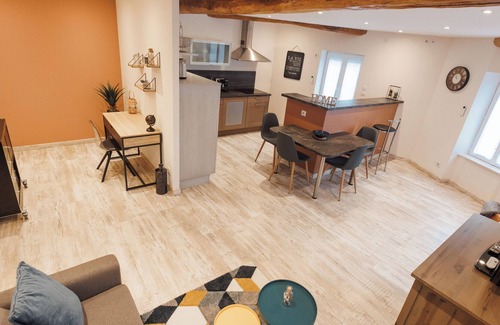 Saint-Just-la-Pendue Apartamento | Charming apartment .. in visible stones bright cozy modern in the countryside