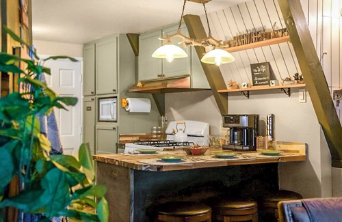 Twin Peaks Cabina | Charming A Frame 2-bedroom cabin with WiFi, AC in beautiful Rimforest
