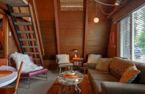 Otter Rock Chalet De Esquí | Charming A Frame Nestled Amidst Trees in Otter Rock, Oregon