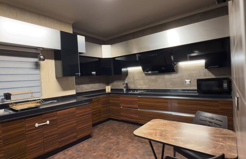 Amman Apartamento | Apartamento encantador en Ammán con aire acondicionado central y aparcamiento