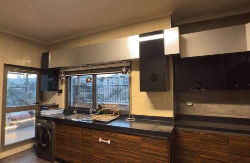 Amman Apartamento | Apartamento encantador en Ammán con aire acondicionado central y aparcamiento