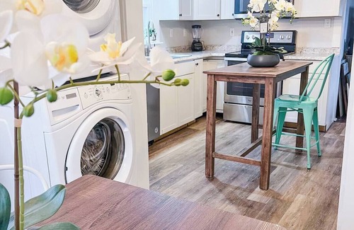 Cherokee Triangle Casa | Charming and Centrally Located 2-bedroom / Walkable / Private Parking
