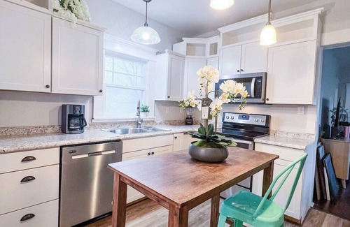 Cherokee Triangle Casa | Charming and Centrally Located 2-bedroom / Walkable / Private Parking