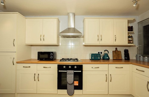 Warwick Casa | Charming and Cosy Home- Sleeps 4, Free Parking, Private Patio - Central Warwick