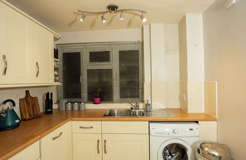 Warwick Casa | Charming and Cosy Home- Sleeps 4, Free Parking, Private Patio - Central Warwick