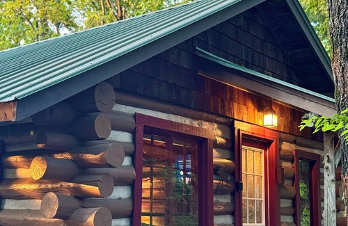 Eureka Springs Cabina | Charming and Cozy Cabin on a Mountainside Outside Eureka Springs