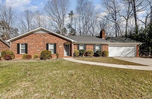 High Point Casa | Charming and cozy 3-bedroom house, 2 full bathrooms in High Point close to HPU