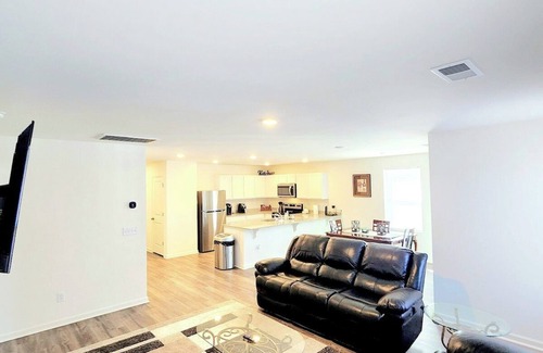 Florence Casa | Charming and Cozy 4BR 2BA House with Parking, Minutes from I-95 and Buc-ees