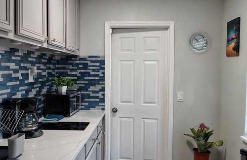 Lake Maggiore Shore Casa | Charming and cozy 1-BR/1-BA private guest unit in beautiful St. Petersburg