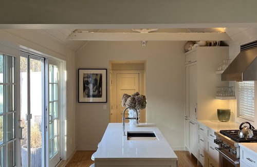 Provincetown Cabaña | Casa encantadora y elegante de Cape Cod ubicada en el centro con un increíble espacio al aire libre
