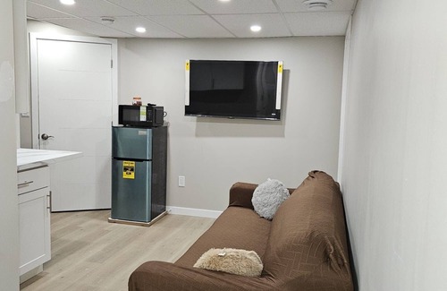 Transcona Cama Y Desayuno | Charming 2-bedroom basement in brilliant Winnipeg with WiFi, AC