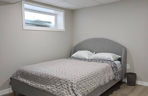 Transcona Cama Y Desayuno | Charming 2-bedroom basement in brilliant Winnipeg with WiFi, AC