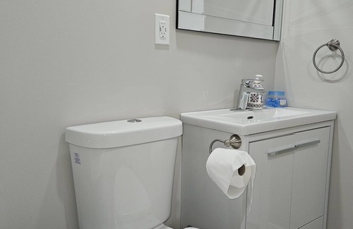 Transcona Cama Y Desayuno | Charming 2-bedroom basement in brilliant Winnipeg with WiFi, AC