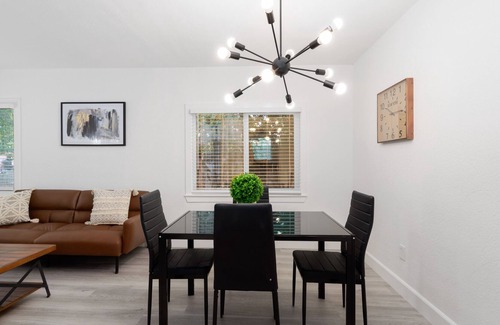 Woodlake Casa | CHARMING AND MODERN 2BD BUNGALOW IN SAC