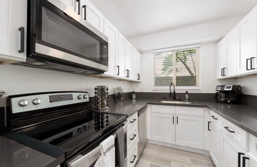 Woodlake Casa | CHARMING AND MODERN 2BD BUNGALOW IN SAC