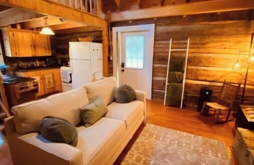 Piper Gap Cabina | Charming and modernized 1800's Creekside Cabin w/Hot Tub and 5 minutes to I-77