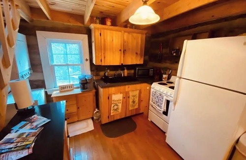 Piper Gap Cabina | Charming and modernized 1800's Creekside Cabin w/Hot Tub and 5 minutes to I-77