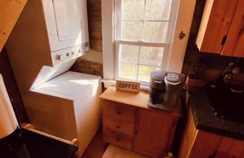Piper Gap Cabina | Charming and modernized 1800's Creekside Cabin w/Hot Tub and 5 minutes to I-77