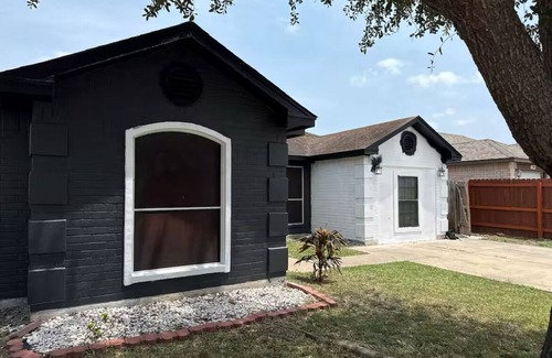 Brownsville Casa | Charming and Peaceful 2-bedroom house in delightful Brownsville.