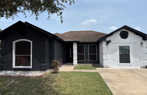 Brownsville Casa | Charming and Peaceful 2-bedroom house in delightful Brownsville.