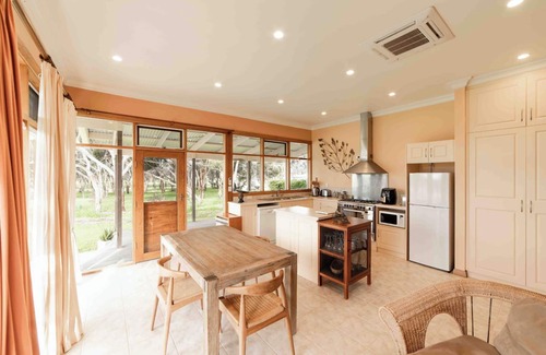 Macgillivray Cabaña | Charming and Private Cottage with Fireplace for a Cozy Island Getaway.