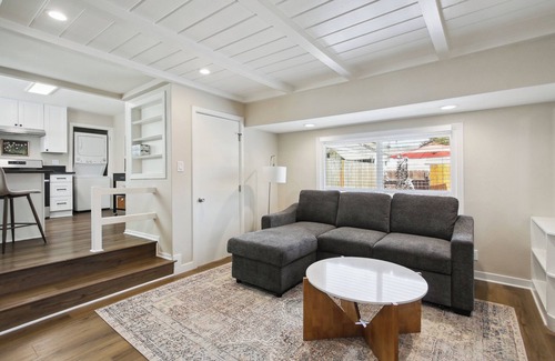 Southeastern Sacramento Cabaña | Charming and private 1bedroom cottage in Sacramento w/ large yard, WiFi and AC