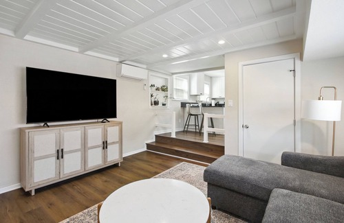 Southeastern Sacramento Cabaña | Charming and private 1bedroom cottage in Sacramento w/ large yard, WiFi and AC