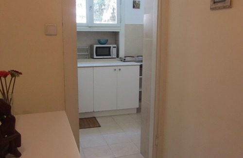 Tel Aviv City Center Apartamento | Encantador apartamento con balcón en el centro de la ciudad.