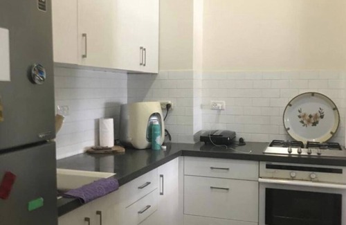 Tel Aviv City Center Apartamento | Charming apartment in the heart of Tel Aviv. Located near all bars/ restaurants!