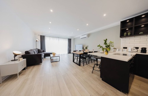 Mellieħa Heights Apartamento | Charming apartment just steps from Mellieha’s main street and 5 minutes from the beach. Includes 2 double bedrooms, 1 twin room, Wi-Fi, Smart TV, coin-operated A/C, and all essentials like towels, linen, washing machine, and kitchen app